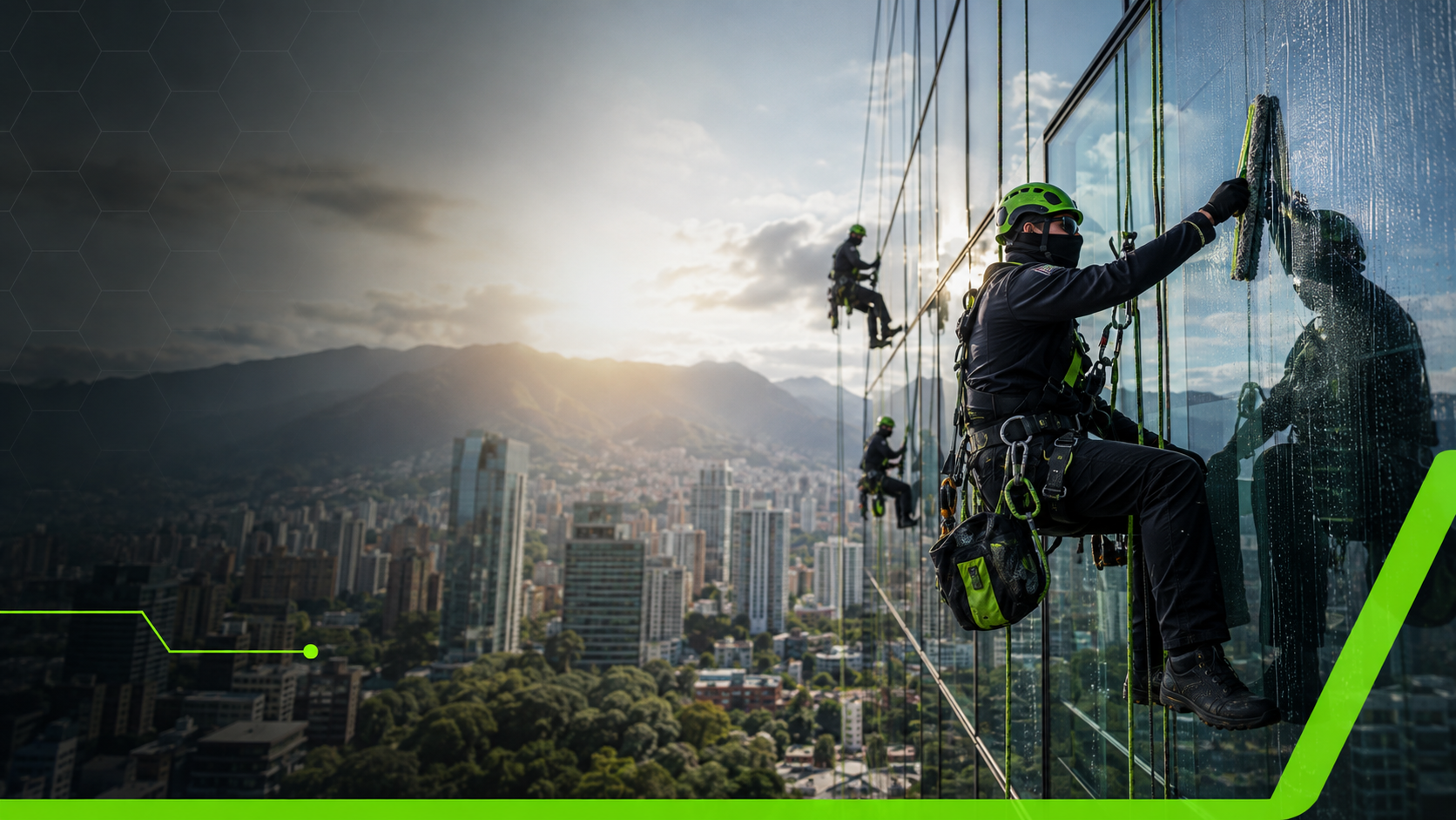 Trabajo en alturas en fachada de edificio